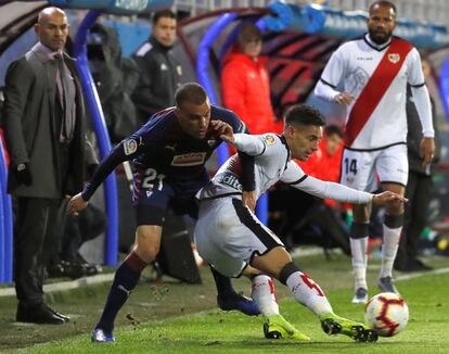 Pedro León disputa un balón con  Alex Moreno durante el Eibar-Rayo. 