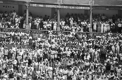 El Ayuntamiento de Pamplona en un Pleno extraordinario, acordó por unanimidad, y con ausencia de HB, suspender las fiestas de San Fermín hasta las nueve de la noche, esto no sucedía desde 1978. Cientos de personas congregadas ante el Consistorio se quitaron el tradicional pañuelo rojo pamplonica y lo ataron a la verja del edificio. Se produjeron violentos enfrentamientos entre personas que expresaban su rechazo a ETA y los proetarras, que quemaron los pañuelos rojos colgados en las puertas del Ayuntamiento en solidaridad con Miguel Ángel Blanco. En la imagen, la plaza de toros de Pamplona acoge con aplausos la suspensión de la corrida tras conocerse, la aparición de Miguel Ángel Blanco, con dos tiros en la cabeza.