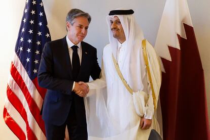 El secretario de Estado de EE UU, Antony Blinken, junto al primer ministro y ministro de Asuntos Exteriores catarí, Mohamed bin Abdulrahman al Tani, el 4 de noviembre en Amán (Jordania).