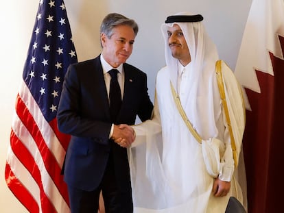 El secretario de Estado de EE UU, Antony Blinken, junto al primer ministro y ministro de Asuntos Exteriores catarí, Mohamed bin Abdulrahman al Tani, el 4 de noviembre en Amán (Jordania).