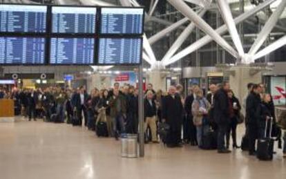 Una multitud espera poder pasar los controles en el aeropuerto de Hamburgo (Alemania) la pasada semana durante la huelga convocada por el personal de seguridad del mismo.