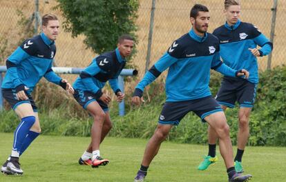 F&uacute;tbolistas del Alav&eacute;s (de izquierda a derecha, Ra&uacute;l Garc&iacute;a, Deyverson Camarasa y Marcos Llorente) durante un entrenamiento previo a su encuentro contra el Deportivo. 