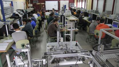 Alumnos del grado de FP de Automatización y Robótica, en Camas.