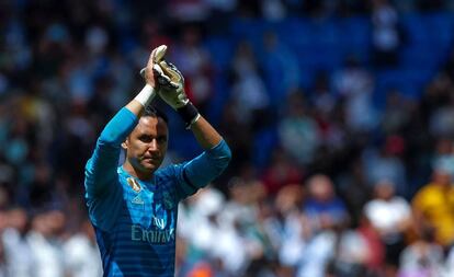 Keylor Navas se despide del público tras el partido ante el Betis de la última jornada de Liga.