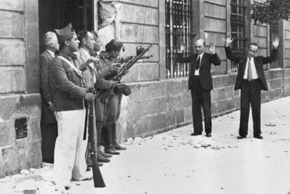 Soldados favorables a Franco encañonan a dos transeúntes, en una calle de Sevilla, al inicio de la Guerra Civil.