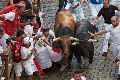 Al final de la calle Estafeta, la manada se ha dividido en tres, lo que ha facilitado las carreras. Por delante han quedado dos toros comandados por los cabestros, que han accedido hasta los chiqueros de la plaza de toros en dos minutos y 49 segundos sin generar mayores incidencias.