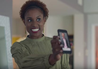 <p><strong>La serie.</strong> 'Insecure', una comedia que sigue el día a día de una mujer afroamericana moderna. Disponible en HBO.</p> <p><strong>La escena.</strong> El vecino con derecho a roce de Issa le envía por 'WhatsApp' la foto de su pene, algo que provoca que Issa tenga un accidente de coche. En el episodio 5 de la segunda temporada. </p> <p><strong>El resultado.</strong> Fantasía perturbadora. Aunque sea toda una tendencia en la ficción, en 'Insecure' no te lo esperas. Issa, que ha sido siempre de pareja, se encuentra soltera. Salir de nuevo al mercado conlleva aceptar inesperadas reglas, como la de entrar en el no siempre divertido juego de los 'selfies' erótico-festivos. En 'Insecure' se lo toman a guasa: peor es en 'American Gods', donde el protagonista accede al móvil de su recientemente fallecida novia para encontrarse de bruces con un desnudo de un hombre que no es él.</p>