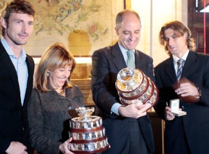 El presidente de la Generalitat, Francisco Camps, y la consejera Trini Simó, con las réplicas de los trofeos de la Davis, junto a Ferrer (derecha) con su medalla y Ferrero.