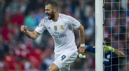 Benzema celebra su segundo gol al Athletic, en San Mamés.