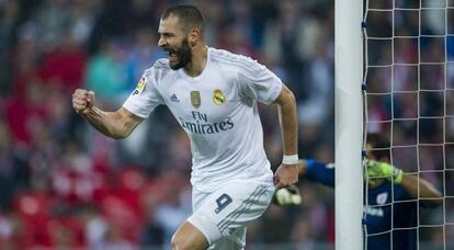 Benzema celebra su segundo gol al Athletic, en San Mam&eacute;s.