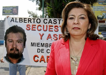 Isabel Miranda Wallace, junto a una pancarta con el retrato de uno de los acusados, y por tanto víctima, de la falsa denuncia de secuestro y asesinato de su hijo Hugo Alberto Wallace, el 15 de marzo de 2006, tres años después de su supuesta desaparición.
