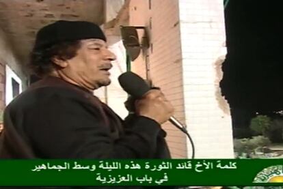 Gadafi arenga a los suyos el martes en Trípoli.