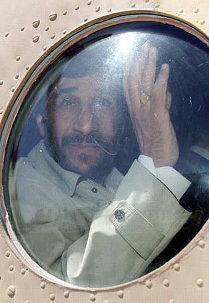 El presidente iraní, Mahmud Ahmadineyad, saluda desde un helicóptero.