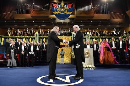 El inmuólogo estadounidense James Allison recibe el premio Nobel en fisiología o medicina.