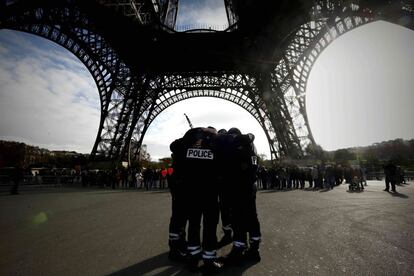 Un grupo de gendarmes franceses se abrazan durante el minuto de silencio en París.