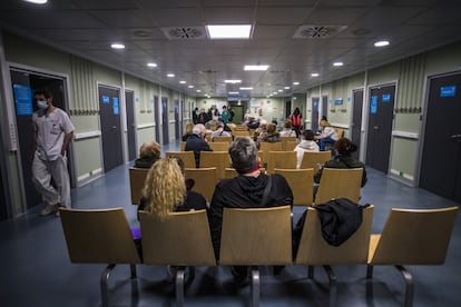 Sala de espera de las consultas del hospital, el pasado 5 de marzo, con las tomas de oxígeno y electricidad instaladas para poder albergar pacientes críticos. El hospital ha atendido casi al mismo número de personas en 2020 que en 2019 pese a la pandemia. Una de cada cinco citas son telemáticas.