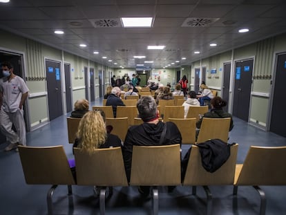 Una sala de espera del hospital Ramón y Cajal de Madrid, en marzo de 2020.