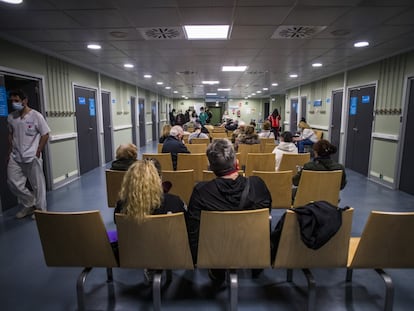 Sala de espera de las consultas del hospital, el pasado 5 de marzo, con las tomas de oxígeno y electricidad instaladas para poder albergar pacientes críticos. El hospital ha atendido casi al mismo número de personas en 2020 que en 2019 pese a la pandemia. Una de cada cinco citas son telemáticas.