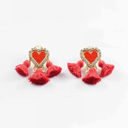 Con corazones en color rojo estos pendientes de Shouruk están disponibles en vandômian.com, 200 euros