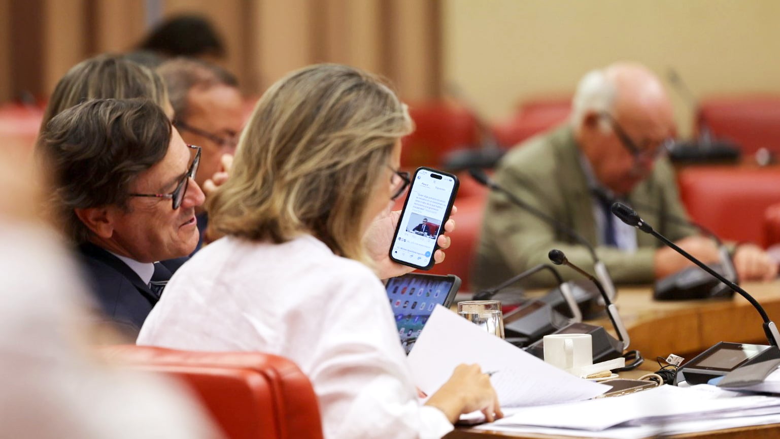 Rafael Hernando muestra el móvil con un tuit de EL PAÍS a Cuca Gamarra en la comparecencia de Félix Bolaños en el Congreso por Ceuta.