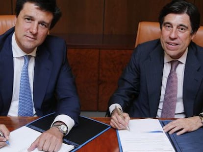 Fotograf&iacute;a facilitada por Sacyr de su presidente y consejero delegado, Manuel Marique (d), y el presidente ejecutivo de Merl&iacute;n Properties, Ismael Clemente, durante el acuerdo firmado ayer.