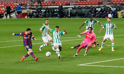 Messi, en el momento de marcar el cuarto gol del Barcelona.