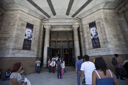 Personal del Palacio de Bellas Artes colocan un pendón en la entrada del recinto como parte del homenaje póstumo al escritor colombiano Gabriel García Márquez recientemente fallecido en ciudad de México. 
