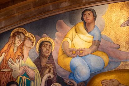 Las figuras que representan la fe, la la sabiduría y la tradición, en un detalle del mural 'La creación' inspiradas en Jiménez (derecha).