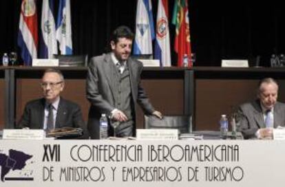 El vicepresidente de la CEOE y presidente del Consejo Empresarial de Turismo, Joan Gaspar Solves (i), junto a los copresidente del Comité Organizador de CIMET, Eugenio de Quesada (c) y el presidente de la Junta Rectora de la Feria de Madrid (Ifema), José María Alvarez del Manzano (d), durante la XVII edición de la Conferencia Iberoamericana de Ministros y Empresarios de Turismo (CIMET 2014), hoy en Madrid.