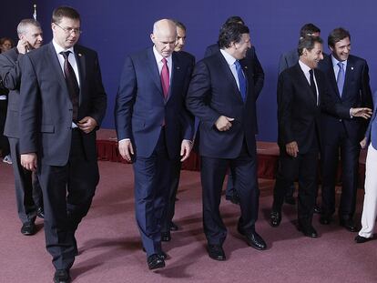 Papandreu, Zapatero, Barroso, Sarkozy, Passos y Merkel, a la llegada a la reunión de ayer en Bruselas