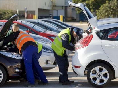 Varios operarios revisan los Ford Fiesta en la factor&iacute;a Ford de Almussafes.