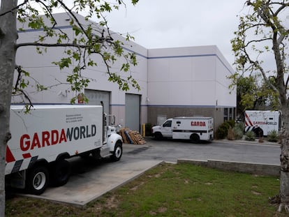 Los camiones de transporte de GardaWorld, un almacén de dinero ubicado en el Valle de San Fernando.