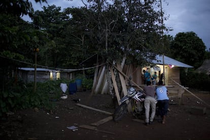 Los habitantes de Yunkuapais se reúnen para escuchar las noticias que vienen de la capital. El Gobierno central quiere posicionar que un grupo armado ha secuestrado a los militares, pero se trata de hombres y mujeres que solo defienden su territorio. 