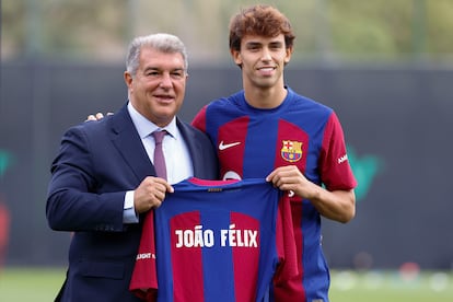 El presidente del Barcelona Joan Laporta y el delantero portugués Joao Félix, la semana pasada durante la presentación del futbolista como nuevo jugador del FC Barcelona en la Ciudad Deportiva Joan Gamper.