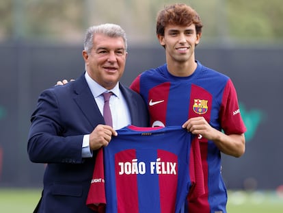 El presidente del Barcelona Joan Laporta y el delantero portugués Joao Félix, la semana pasada durante la presentación del futbolista como nuevo jugador del FC Barcelona en la Ciudad Deportiva Joan Gamper.