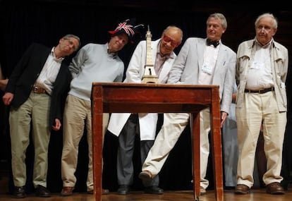 Los galardonados con el nobel alternativo, en la categoría de Psicología, durante el acto de entrega de los Ig Nobel en el Teatro Sanders (Universidad de Harvard, EE UU).