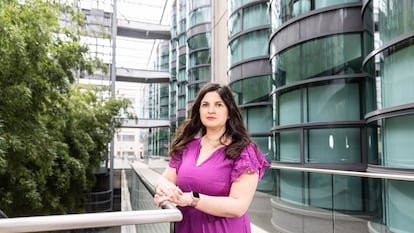 Roxana Daneshjou, investigadora experta en Inteligencia Artificial de la Universidad de Standford, fotografiada en las instalaciones del campus de Palo Alto (California).