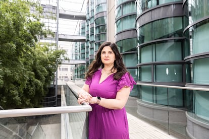 Roxana Daneshjou, investigadora experta en Inteligencia Artificial de la Universidad de Standford, fotografiada en las instalaciones del campus de Palo Alto (California).