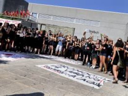 Trabajadores del centro que la multinacional americana Teletech tiene en Toledo realizan una protesta en el exterior de la empresa el pasado 16 de julio. EFE/Archivo