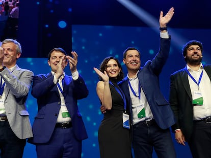 Los presidentes autonómicos de Galicia, Alfonso Rueda; Castilla y León, Alfonso Fernández Mañueco; Andalucía, Juan Manuel Moreno Bonilla; y Murcia, Fernando López Miras, arropaban a Ayuso en el escenario.