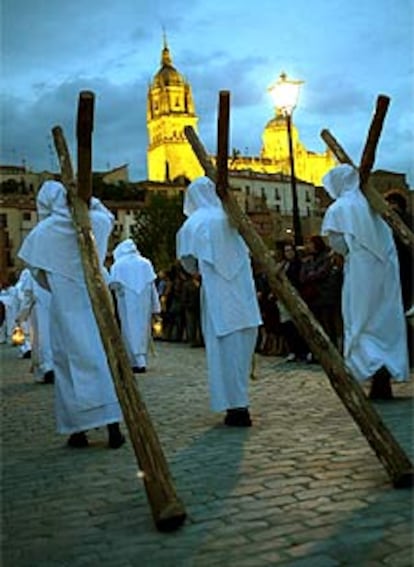 Más de 90 penitentes de la Hermandad del Cristo del Amor y de la Paz portan el paso en una procesión que sale de la iglesia del Arrabal, del siglo XVII, y recorre las calles de Salamanca. Este paso es el único que cruza el puente romano de la ciudad castellana.