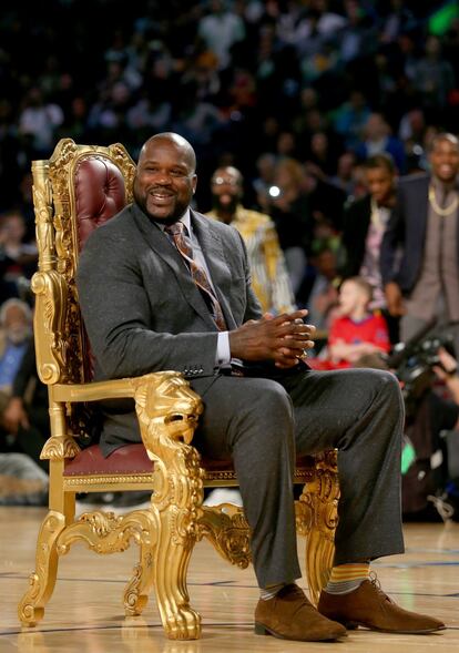 Shaquille O'Neal, sentado en un trono.