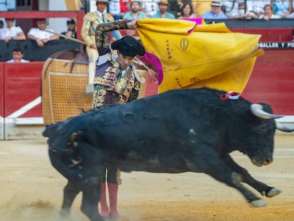 El torero madrileño José Tomás da un pase con el capote al cuarto de la tarde, durante la corrida celebrada este domingo en la plaza de toros de Jaén.