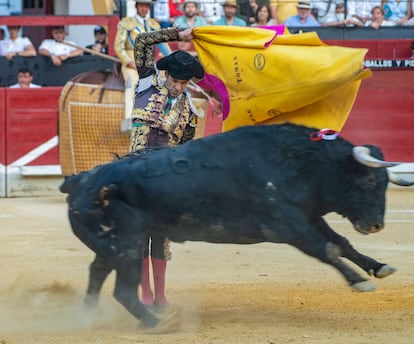 El torero madrileño José Tomás da un pase con el capote al cuarto de la tarde, durante la corrida celebrada este domingo en la plaza de toros de Jaén.