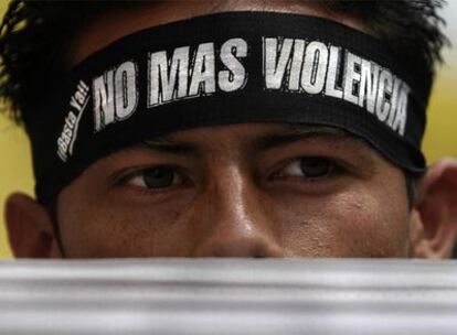 Un manifestante pide el fin de la violencia en Guatemala