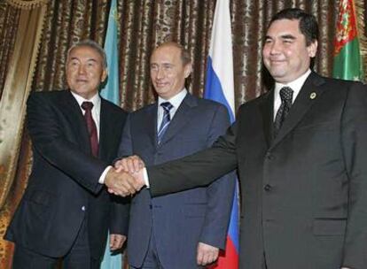 Los presidentes de Kazajistán, Rusia y Turkmenistán se dan la mano ayer en la ciudad de Turkmenbashí.