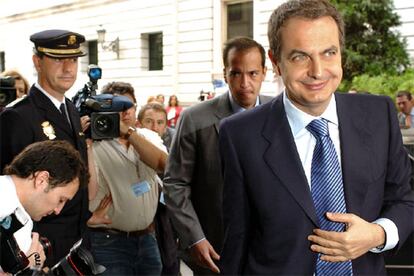 Un año y dos meses después de su triunfo electoral, el presidente del Gobierno, José Luis Rodríguez Zapatero defiende la labor de su Ejecutivo. Zapatero se ha mostrado relajado y sonriente a su llegada al Congreso, a donde le han acompañado su padre y su mujer.