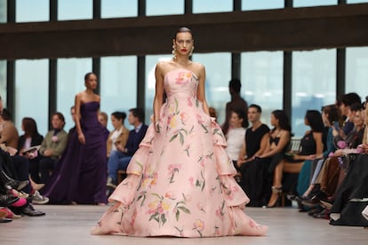 Irina Shayk desfilando para Carolina Herrera, la mañana del lunes 12 de febrero durante la semana de la moda de Nueva York.