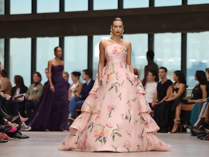 Irina Shayk desfilando para Carolina Herrera, la mañana del lunes 12 de febrero durante la semana de la moda de Nueva York.