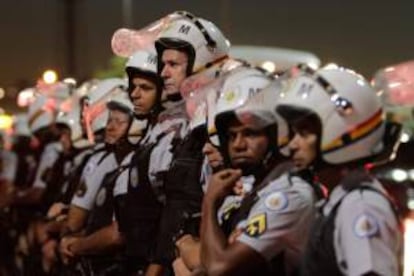 Un grupo de policías fue registrado este lunes, frente a grupo de manifestantes en Brasilia (Brasil).